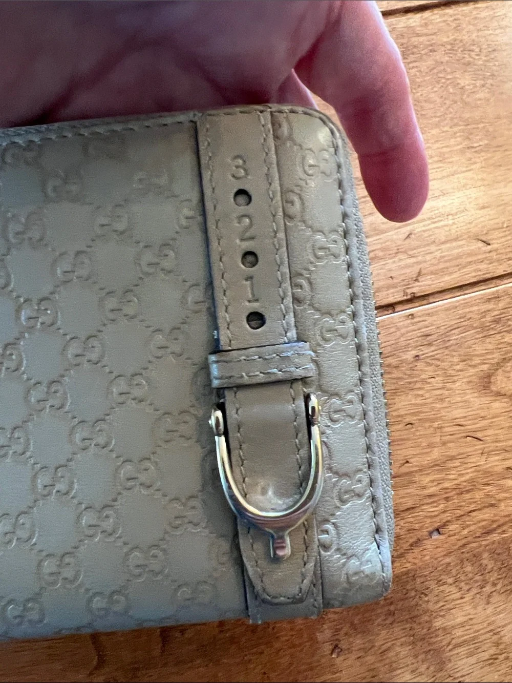 Gucci Light Gray Signature Leather Zip Wallet with Tassel Accent MicrGucciassima